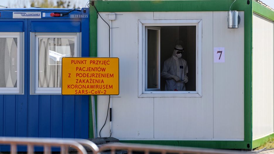 Koronawirus w Polsce. Z szacunkiem o medykach i bez zaufania w system. Badanie