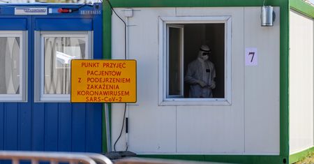 Koronawirus w Polsce. Z szacunkiem o medykach i bez zaufania w system. Badanie