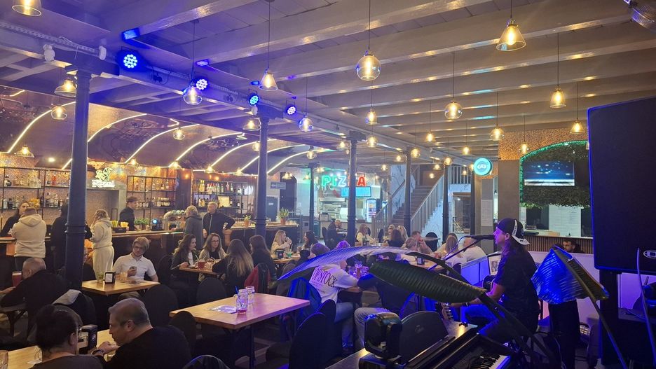 Blues Tenders, czyli jednoosobowy zespół oczarował publikę zgromadzoną w Food Hall Focha 15.