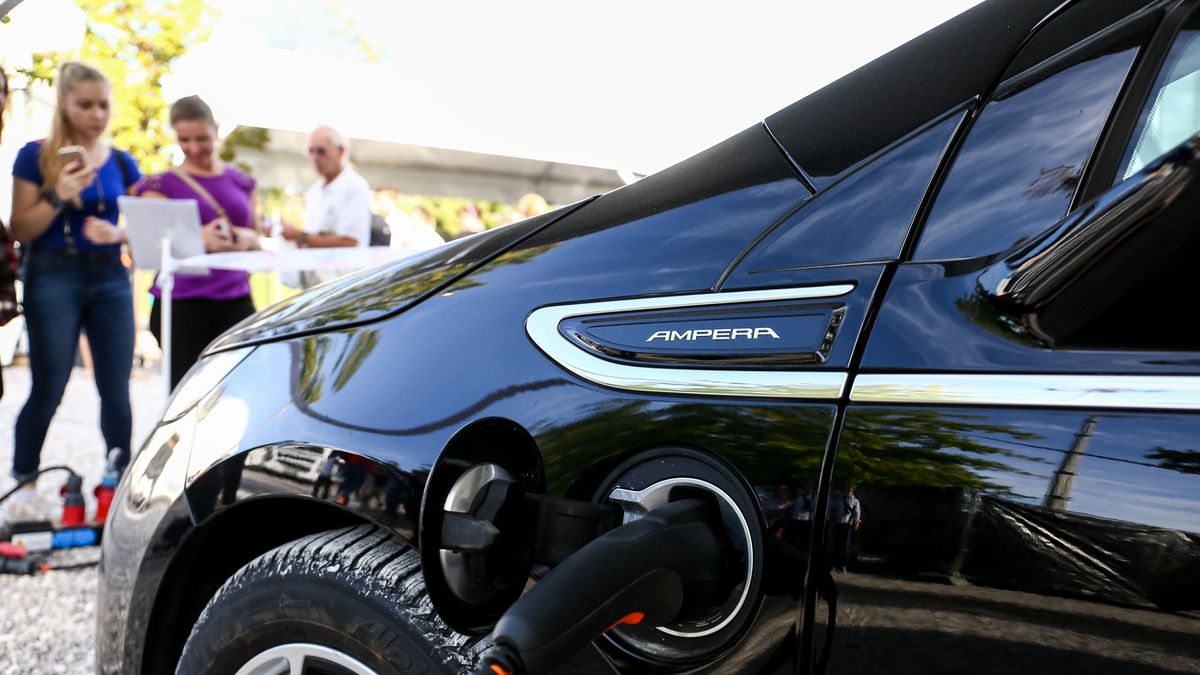 Wiceminister Ozdoba wypowiedział się w sprawie aut elektrycznych