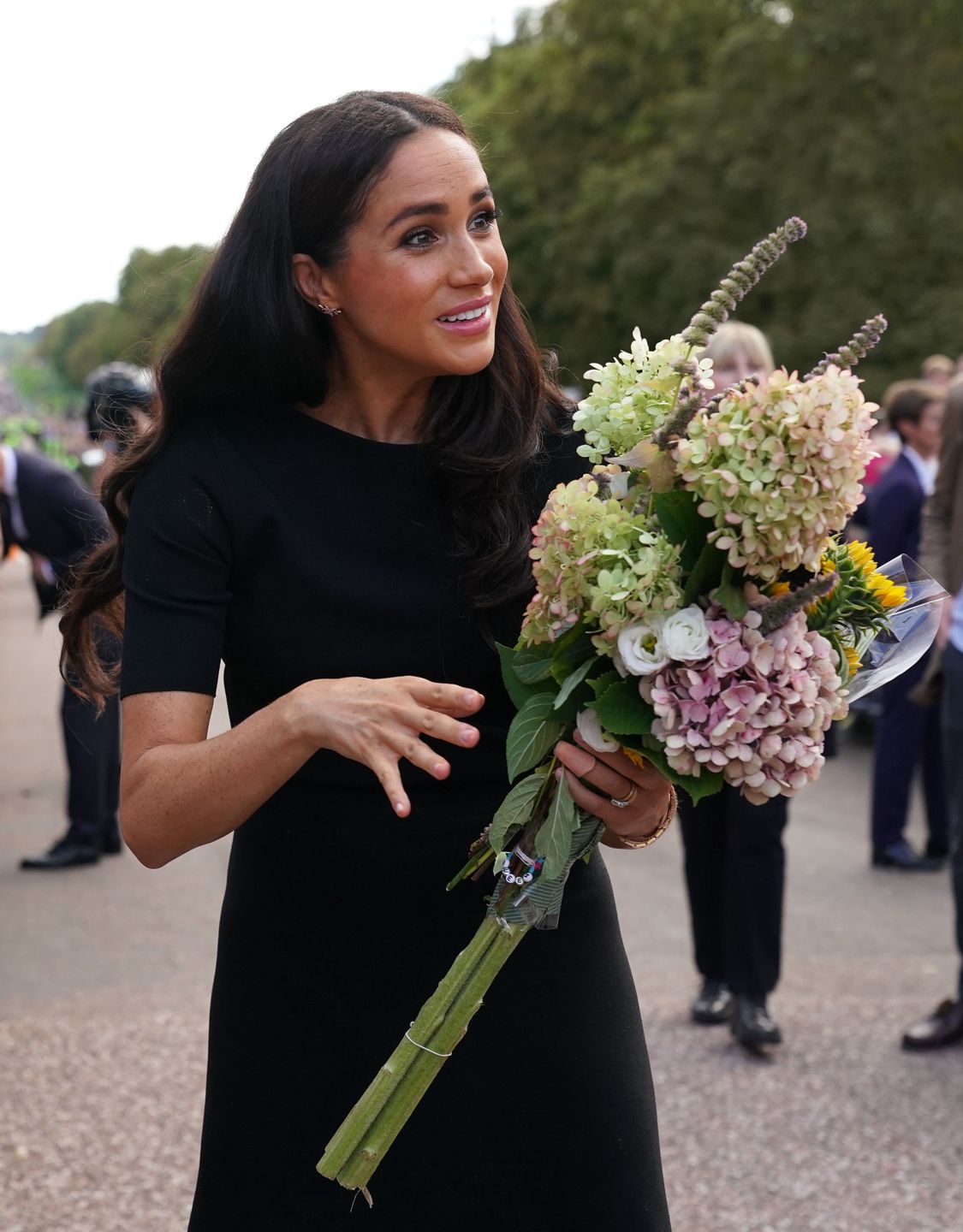 Internauci sugerują, że Meghan Markle miała ukryty mikrofon podczas rozmów z żałobnikami