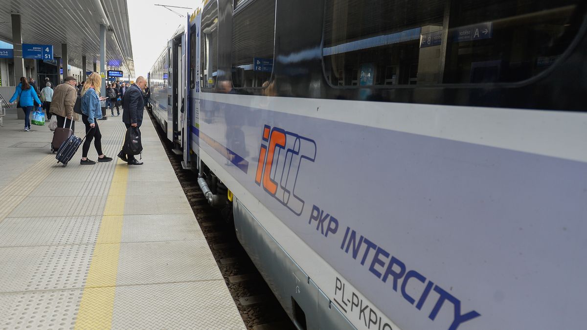 Pasażer zotsał przytrzaśnięty przez drzwi pociągu w Poznaniu