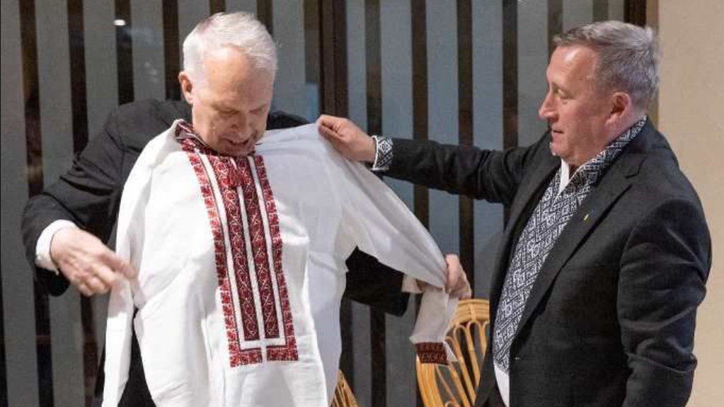 Ksiądz otrzymał prezent od ukraińskiego ambasadora 