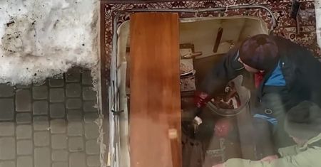 Mężczyzna rozcinał brzuchy żyjącym karpiom. Sprawa trafi do sądu