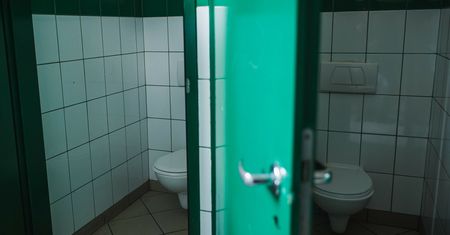 Uczeń zaalarmował o kamerach w toaletach. Tak tłumaczy się szkoła