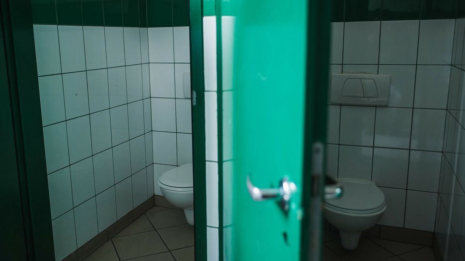 W jednej z poznańskich szkół zainstalowano kamery w toaletach (zdjęcie ilustracyjne)