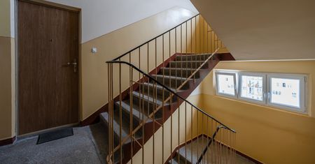 Na klatce schodowej usłyszał jęki. Widok w mieszkaniu porażał