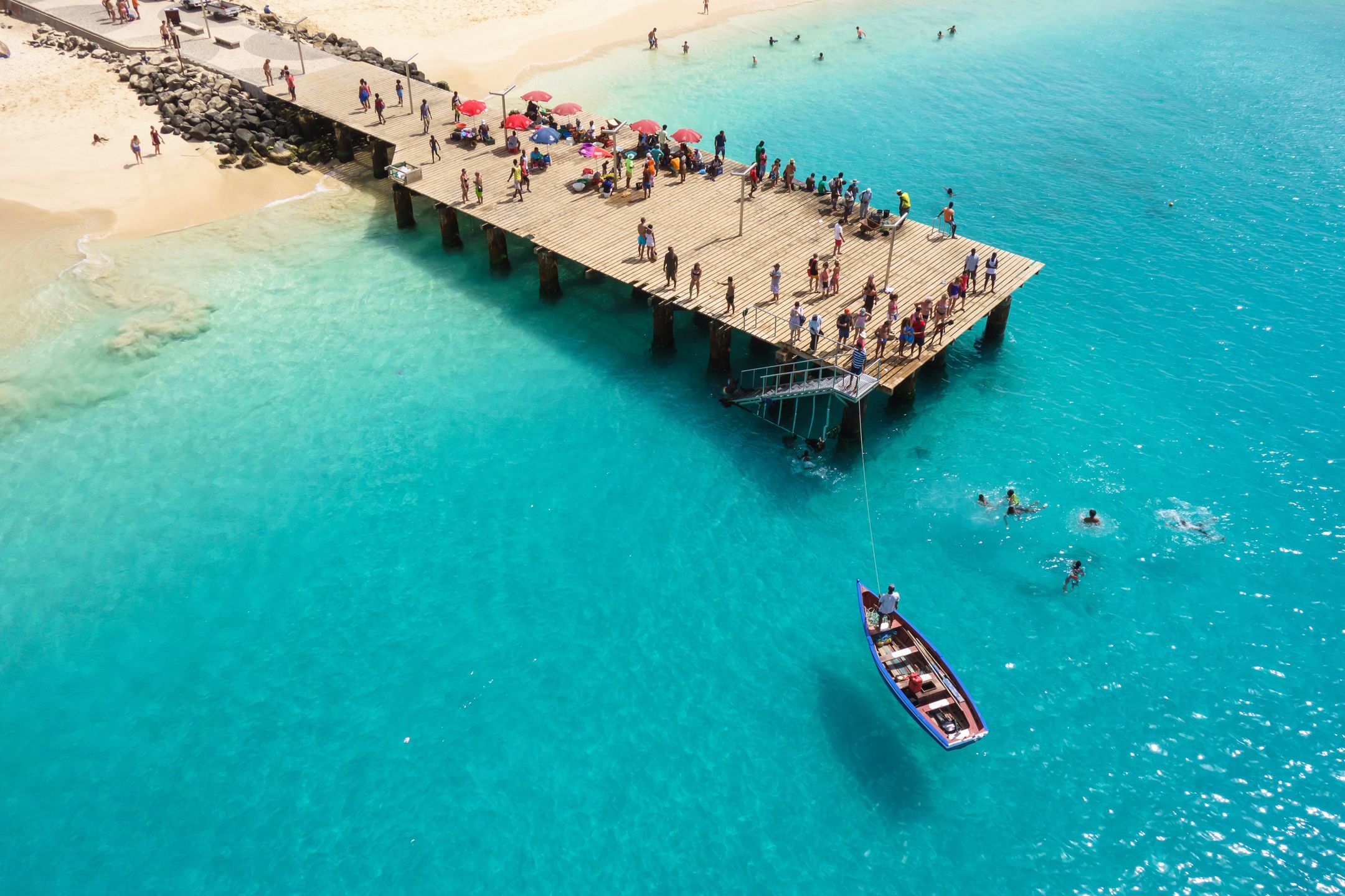 Do najpopularniejszych plaż na Wyspach Zielonego Przylądka należy Santa Maria beach  w Sal
