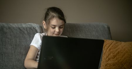 Wniosek o laptopa dla czwartoklasisty? Rząd wyjaśnia jak dostać sprzęt