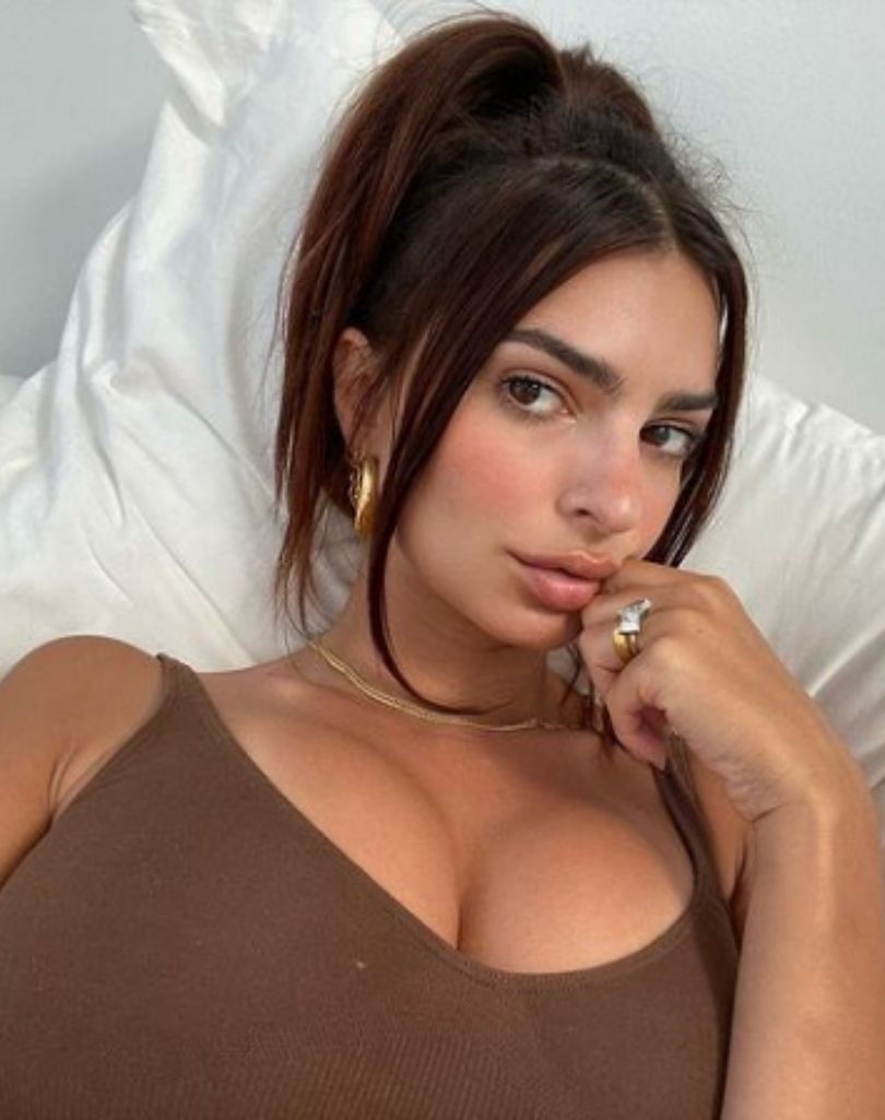 Emily Ratajkowski karmi potomka piersią