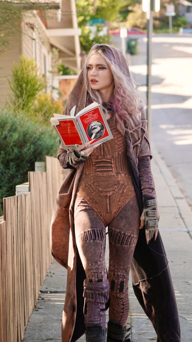 Grimes czyta "Manifest komunistyczny"