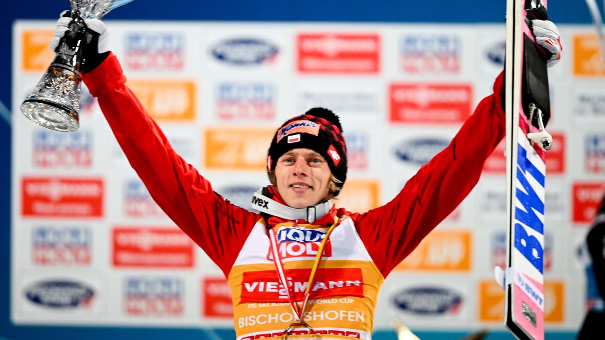 Third placed Poland's Dawid Kubacki celebrates on the podium after the fourth stage of the 71st Four Hills Ski Jumping Tournament in Bischofshofen, Austria, 06 January 2023. EPA/Christian Bruna Dostawca: PAP/EPA.