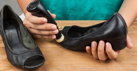 Buty znów będą jak nowe. Wystarczy, że przetrzesz je... ziemniakiem