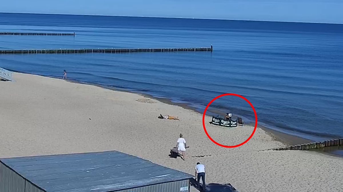 Ustronie Morskie. Plażowicze rozbili parawany już o poranku