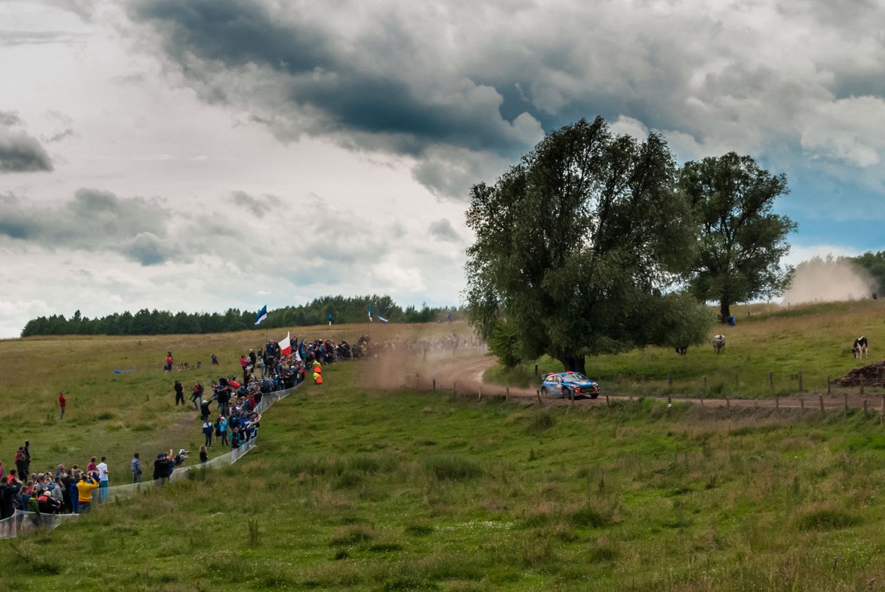 Thierry Neuville na odcinku Pozezdrze - tutaj jeszcze jest liderem, a auto bez uszkodzeń.