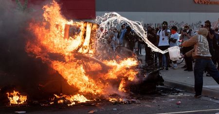 USA. Gwałtowne protesty w Minneapolis. Burmistrz miasta wzywa do pokoju