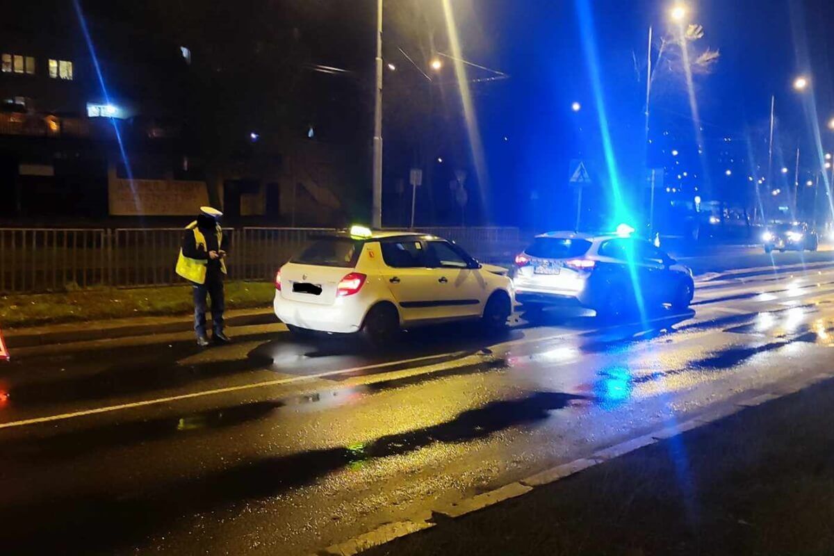 Kierowca skody (Bolt) uderzył w tył radiowozu przed przejściem dla pieszych