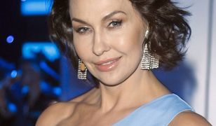 Anna Popek w czerwonej mini. Prezentuje nogi na kanapie w "Wstaje dzień"