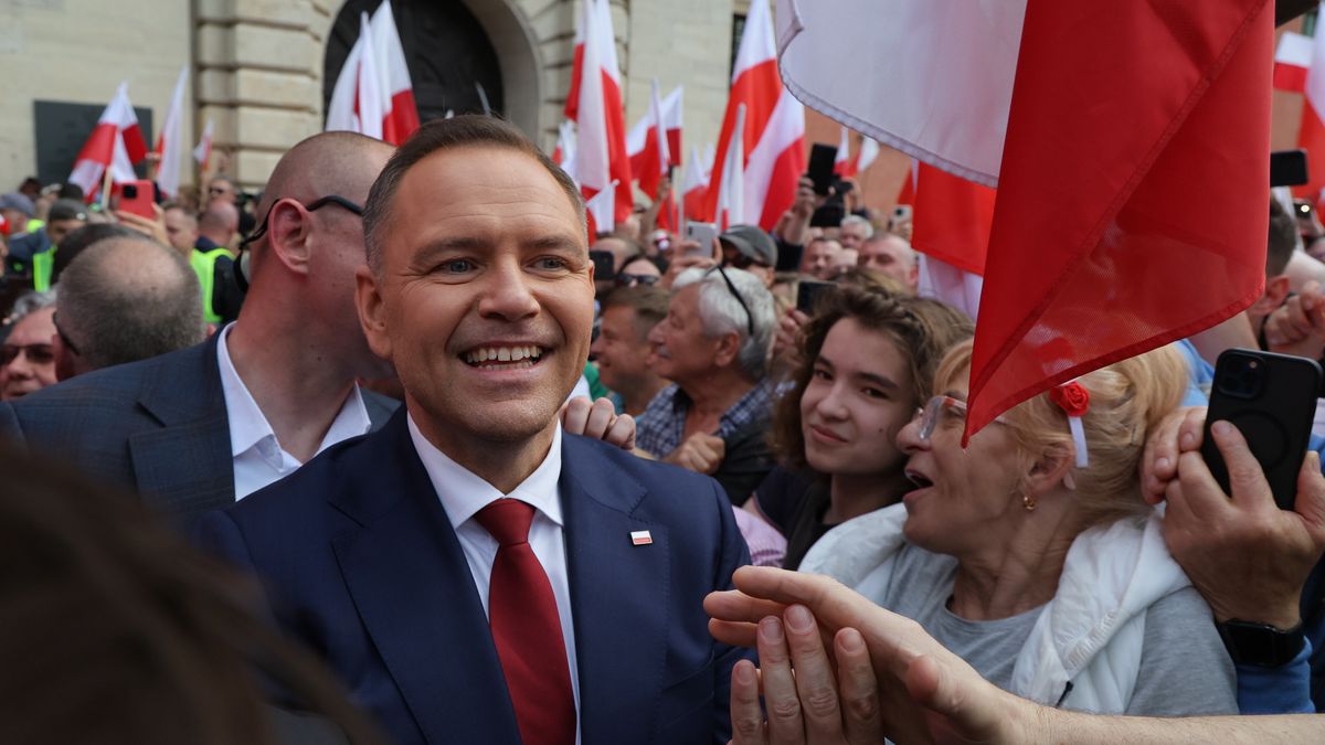 Warszawa, 25.05.2025. Wybory prezydenta RP - kampania przed II turą. Wielki Marsz za Polską, 25 bm. zwolenników kandydata Komitetu Obywatelskiego w wyborach prezydenckich, popieranego przez PiS prezesa IPN Karola Nawrockiego w II turze wyborów na fotel prezydenta RP. Jego trasa wiedzie z ronda gen. de Gaulla na plac Zamkowy. Uczestniczy Karol Nawrocki (C). (amb) PAP/Paweł Supernak