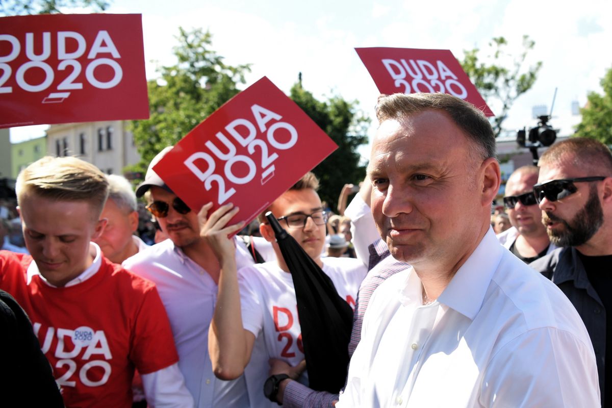 Prof. Gut o słowach Dudy: "Polityk miał powiedzieć, że przy niebezpiecznym wirusie organizuje wiece wyborcze?"