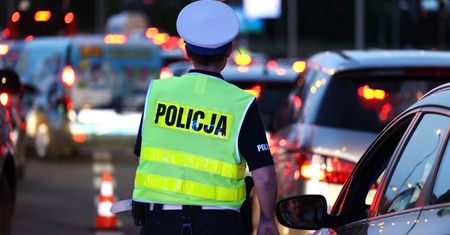 Wypadek na A4. Kierowca bmw dachował w rowie