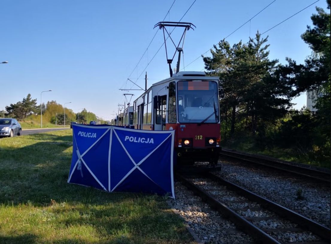 Nie zauważyła wsiadającego pasażera. Mężczyzna zginął na torach