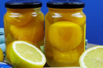 Wrzucam cytryny do słoika i… kiszę. Ten dodatek odmienia zimowe obiady