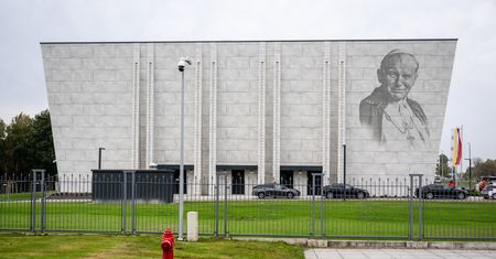 Przegrali w sądzie. Muzeum fundacji o. Rydzyka musi zapłacić podwykonawcy za dach
