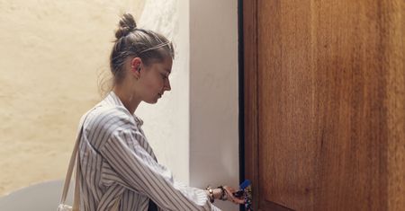 Wyjeżdżasz na urlop? Zostaw odkurzacz na środku pokoju