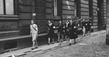Powstanie Warszawskie. Sanitariuszka "Rita", spódnica i pięć dziur po kulach