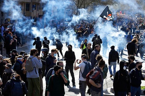 Chaos we Francji. Protestujący blokują drogi i podparyskie lotnisko