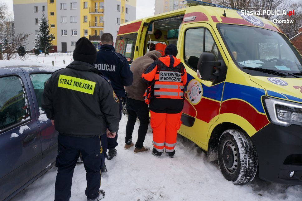 Chorzów. Dwaj mężczyźni w ostatniej chwili trafili pod opiekę lekarzy.