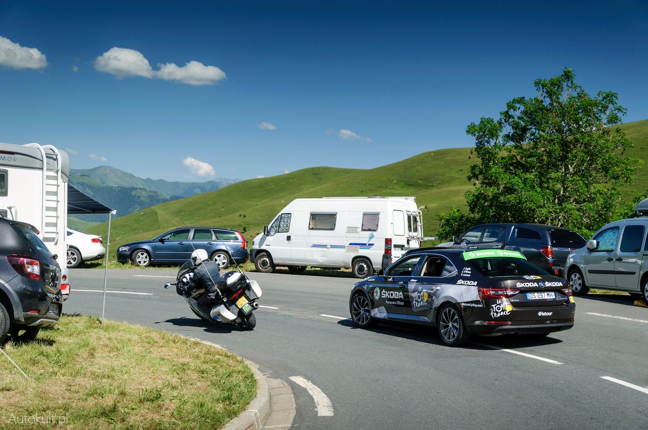 Policyjni motocykliści i kierowcy w Škodach Superb pokonywali kręte, górskie drogi w równym, ogromnym tempie