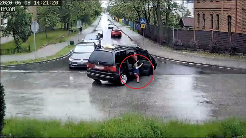 Dziecko o mały włos uniknęło przejechania przez auto, z którego wypadło