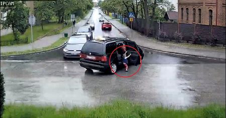 4-latek wypadł z auta. O mały włos nie przejechał go inny samochód [WIDEO]