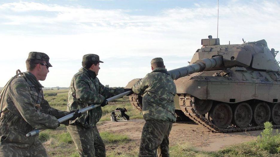 Żołnierze przy brazylijskim czołgu Leopard-1A5BR