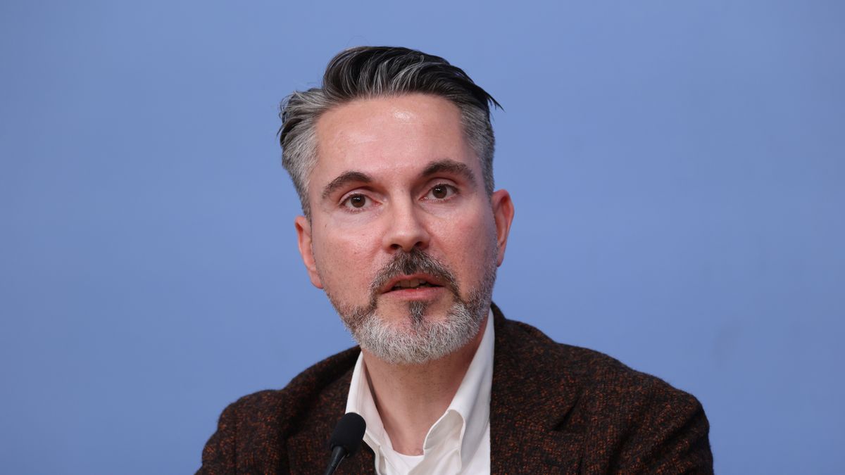 BERLIN, GERMANY - NOVEMBER 10: Fabio De Masi of the Sahra Wagenknecht Alliance (BSW) political party speaks with Sahra Wagenknecht and Amira Mohamed Ali (both not pictured) to the media to announce changes to the party leadership on November 10, 2025 in Berlin, Germany. Wagenknecht, who so far has led the party, announced that she will remain active in the party but will be passing the leadership to Ali and De Masi, to be confirmed at a BSW party congress in December. The BSW, a leftist party and newcomer to Germany's political landscape that achieved strong results in state election in eastern Germany last year, has more recently suffered declines in polls. (Photo by Sean Gallup/Getty Images)