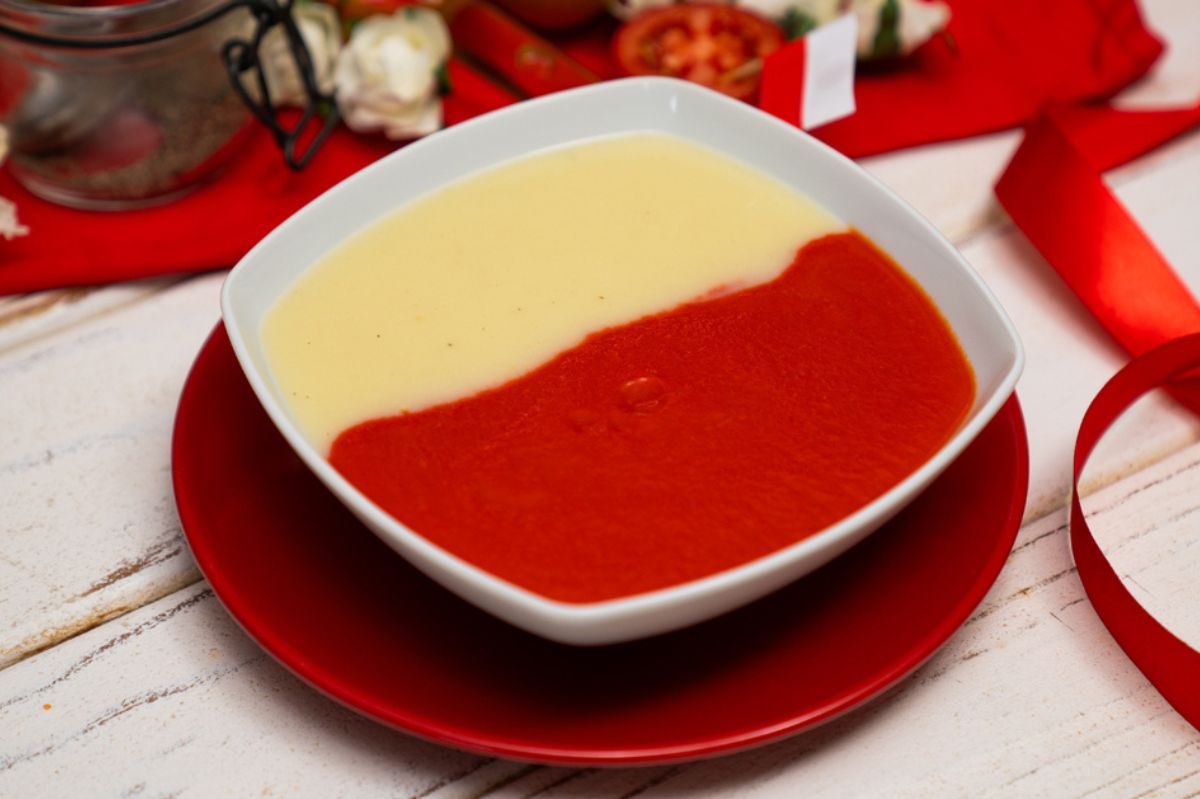 Biało-czerwona zupa w kremowej postaci. Rozgrzewająca i piękna jednocześnie