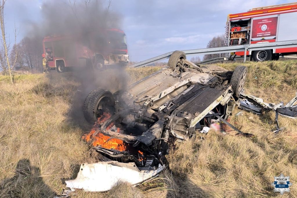 Pościg zakończony wypadkiem. 21-latek dachował, pojazd stanął w ogniu. Mężczyzna miał zabrane prawo jazdy