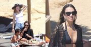 Jessica Alba w bikini dokazuje z bliskimi na plaży w Mykonos. Fajna z nich rodzinka? (ZDJĘCIA)