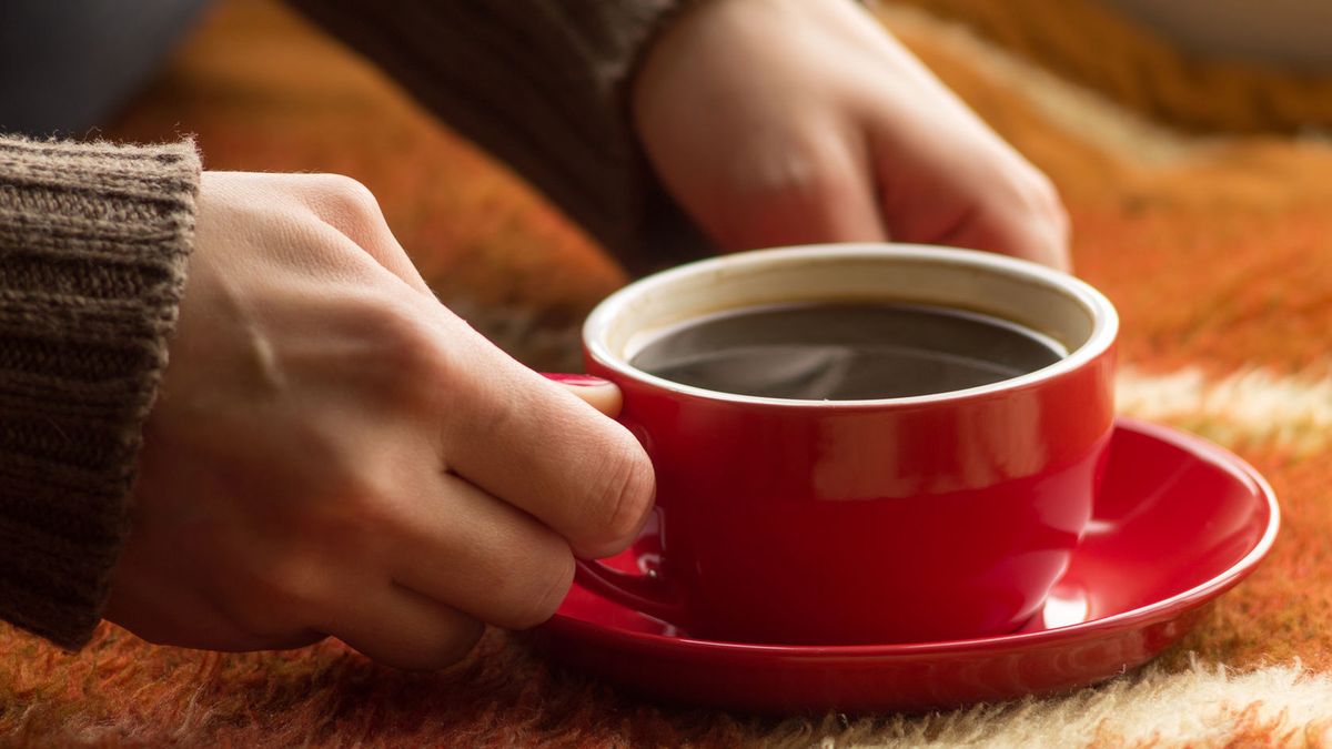 Dzięki płukankom z kawy w prosty i tani sposób możemy poprawić wygląd ciemnych włosów