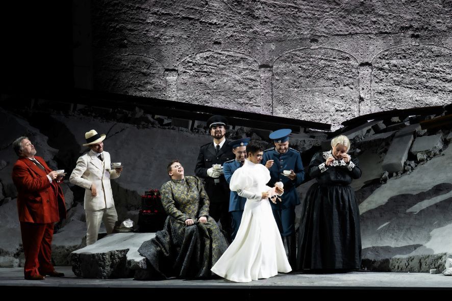 Jörg Schneider (Doktor), Mikołaj Trąbka (Tuzenbach), Aryeh Nussbaum Cohen (Olga), Anthony Robin Schneider (Solyony), Seiyoung Kim (Rodé), Dennis Orellana (Irina), Kristofer Lundin (Fedotik), Aleksander Teliga (Anfisa) © SF/Monika Rittershaus