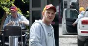 Serialowy Walduś z "Kiepskich" wozi się po Warszawie OBITYM autem (ZDJĘCIA)
