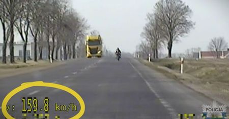 Motocyklista jechał 159 km/h przy ograniczeniu do 90. Stracił prawo jazdy przez nowe przepisy!