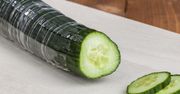 To dlatego ogórki są pakowane w folię. Powód może zaskoczyć