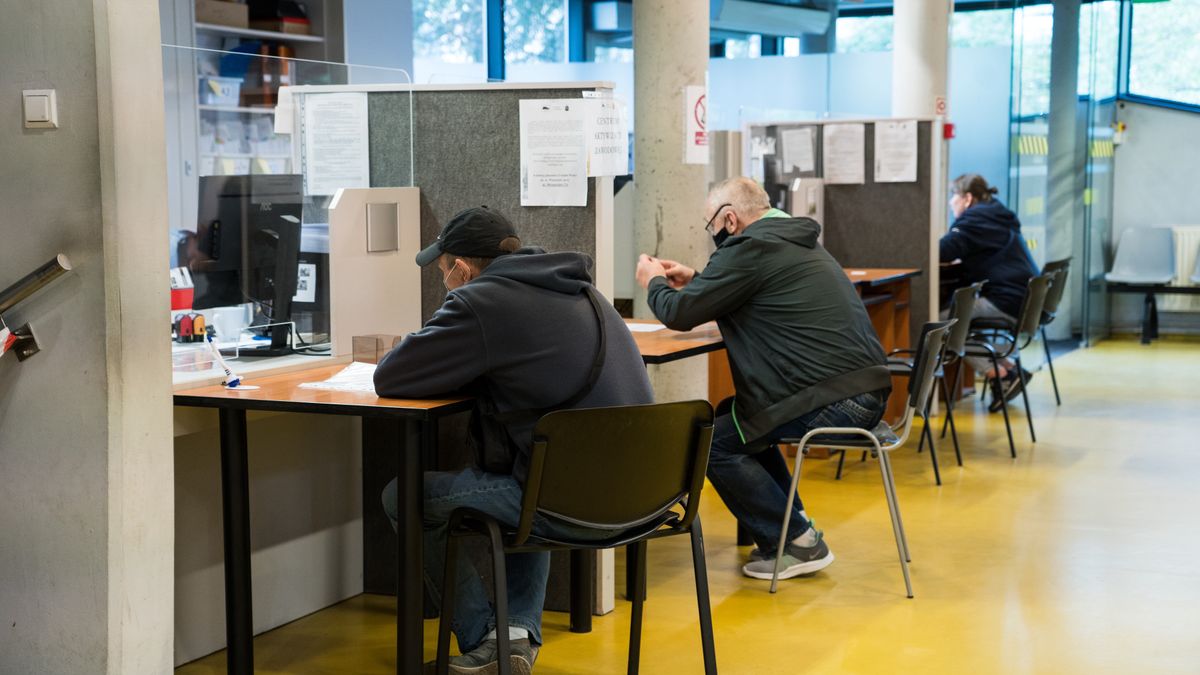 W urzędach parcy przybyło tylko 45 tys. bezrobotnyh. A gdzie są pozostali, którzy stacili pracę?. 