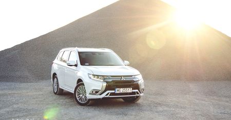 Rabat 45 000 zł na hybrydę Mitsubishi. Nie ma tu za dużo zer