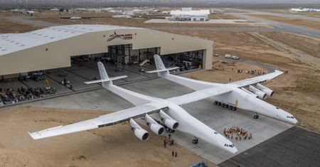 Stratolaunch - największy samolot świata pokazany w pełnej krasie