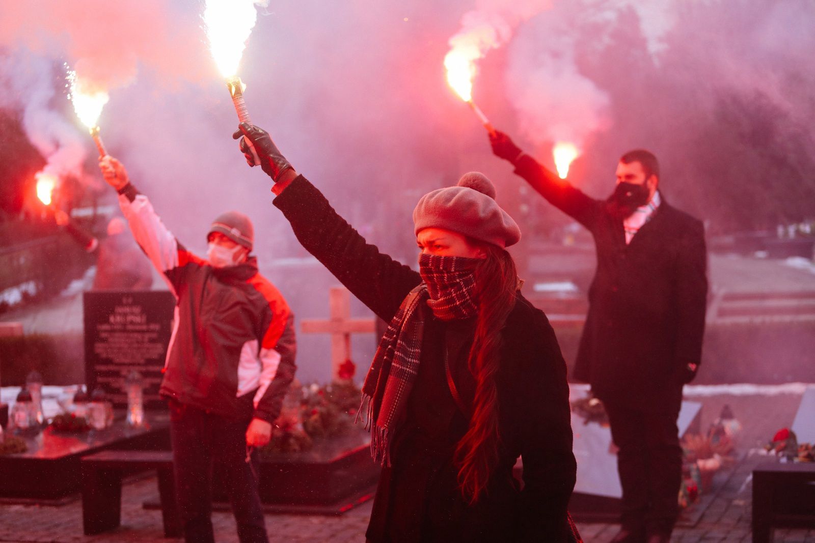 Warszawa. Racami rodzina i przyjaciele pożegnali bohatera, opozycjonistę, działacza "S" i więźnia czasów stalinowskich (PAP)