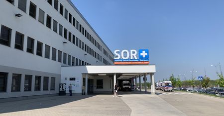 Zdenerwowany pacjent we Wrocławiu. Uszkodzone drzwi i zbite szyby na pożegnanie ze szpitalem